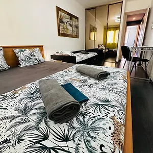 The - 3 Rooms, 3air Cond, 3tv, 3fans, 2 Wc, Wifi Everywhere 5min Aeroport, Train, Beach, 1min Tram, 15 Min Centre, Port, Parking Possible Appartement Nice
